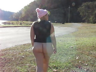 Öffentliche Nacktheit Walking Around in the Park