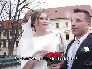 Забрать HUNT4K. Married couple decides to sell bride’s pussy for good